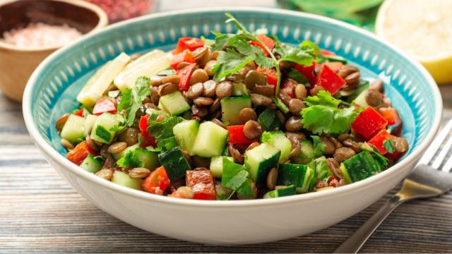 A salada de lentilha é perfeita para atrair boas energias na sua ceia de Natal. (Créditos: TudoGostoso)