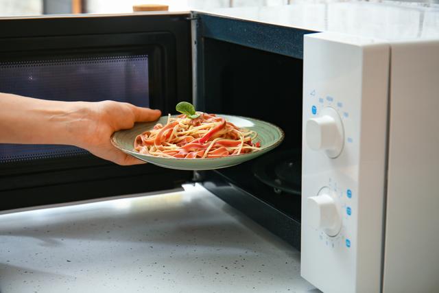 Todo mundo cozinhando espaguete e macarrão na panela quando é muito mais conveniente colocá-los no micro-ondas