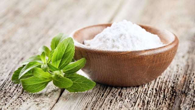 Uma única folha de stevia pode adoçar uma xícara inteira de chá (Créditos: Shutterstock)
