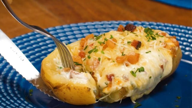 Receita leva bastante queijo para garantir um efeito suculento e "puxento" (Créditos: TudoGostoso)
