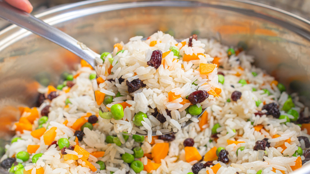 Arroz à grega turbinado para nenhum convidado colocar defeito na sua ceia de Natal