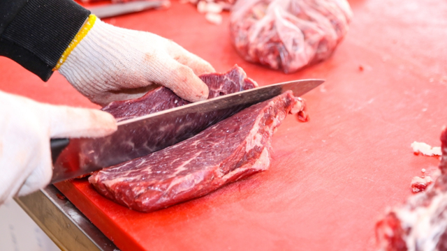 Secar a superfície ajuda a carne a dourar e formar uma crosta mais saborosa. (créditos: Shutterstock)