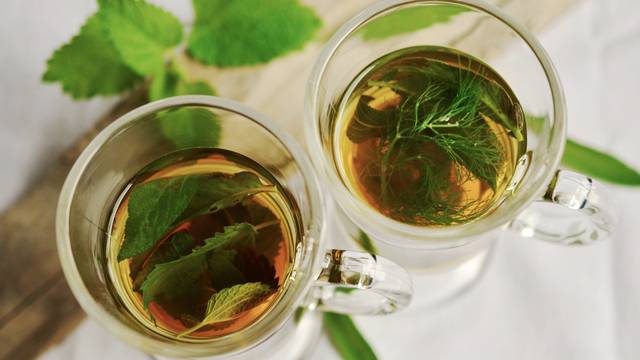 7 chás anti-inflamatórios de ervas que limpam os rins e que podem ser cultivadas em casa