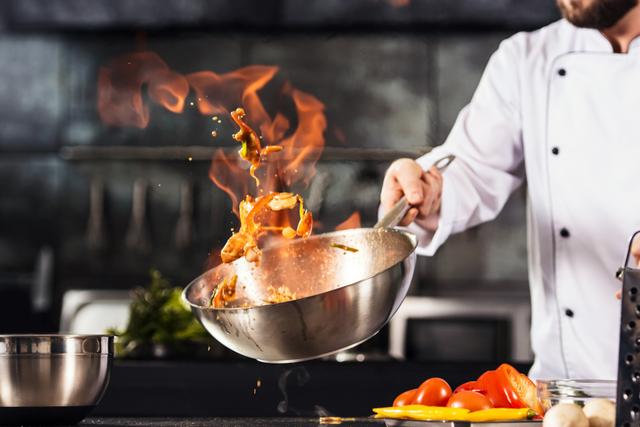A frigideira wok vai ajudar em receitas mais elaboradas (Foto: Shutterstock)