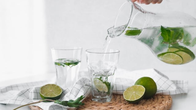 É importante não exagerar no consumo de água com limão para evitar desconfortos gástricos (Créditos: Shutterstock)
