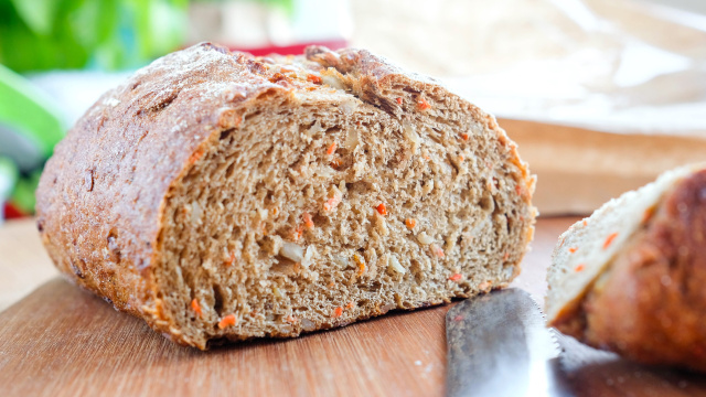 Pão integral de cenoura: receita saudável e fácil de fazer é fonte de fibras e proteínas