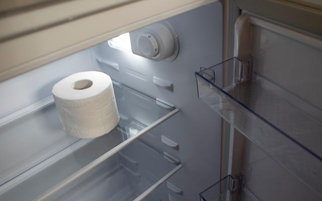 O que significa colocar um rolo de papel higiênico na geladeira? Truque caseiro tem resultados surpreendentes