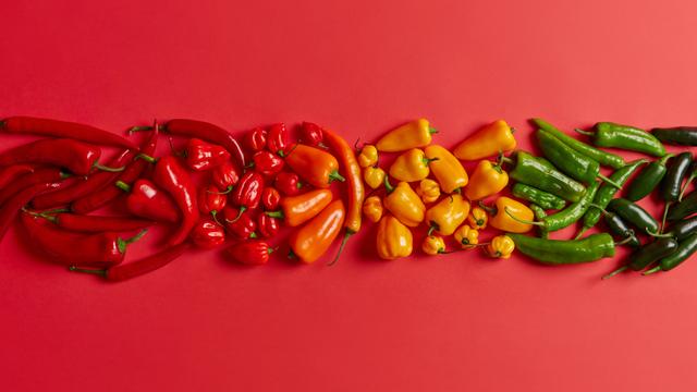 Tamanho é picância? Entenda o que define o ardor da pimenta antes de escolher qual tipo usar na cozinha