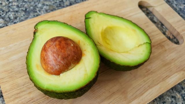 Sobrou metade do abacate? Descubra como conservar na geladeira para consumir depois!