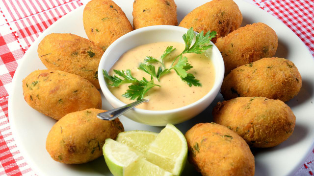 O bolinho de bacalhau é um clássico que conquista pelo sabor! (Créditos: TudoGostoso)
