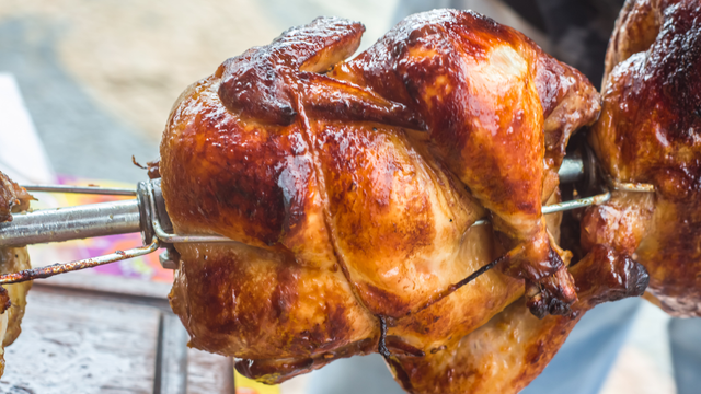 Chef com estrela Michelin: frango assado não fica bom apenas com alecrim, adicione também esta erva aromática