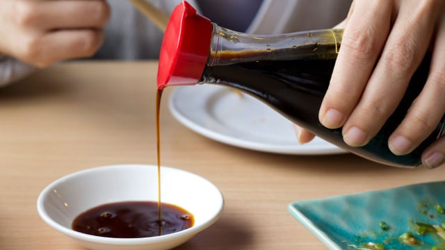 Comparando molho shoyu tradicional com molho shoyu light: rótulo pode enganar sobre a quantidade real de sódio