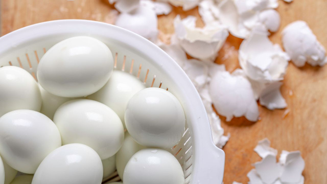 Esse truque faz a casca sair sozinha do ovo e funciona até em ovos muito frescos facilmente