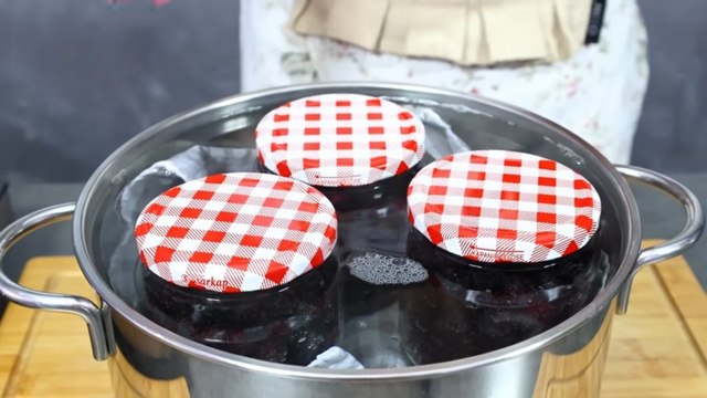 A pasteurização em potes de vidro pode ajudar a conservar os blueberries sem precisar congelar. (créditos: reprodução/Youtube)