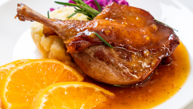 O molho de laranja perfeito para essas aves é fácil de fazer e deixa o prato espetacular