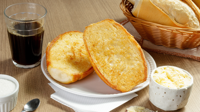 Hábito queridinho dos brasileiros é um verdadeiro terror nutricional: os perigos de comer pão com manteiga de manhã