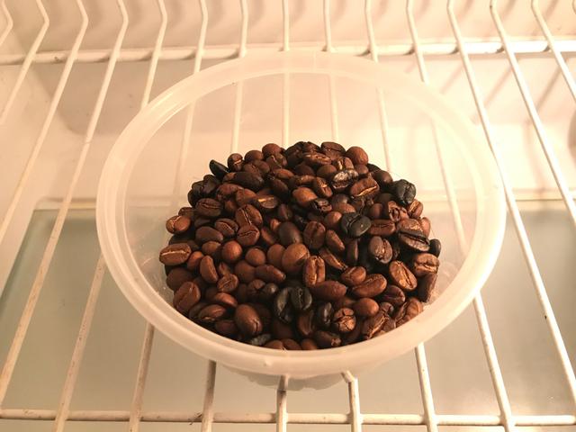Guardar café na geladeira: fala sério ou com certeza? Resposta vai te deixar de cara!