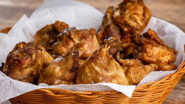 Faça um frango crocante, sequinho e delicioso na sua fritadeira elétrica (Créditos: Shutterstock)