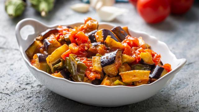 Você vai gostar mais de legumes depois que experimentar essa berinjela refogada (Créditos: TudoGostoso)