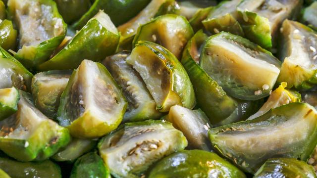 O jiló pode ser utilizado no preparo de saladas, omeletes e até mesmo sucos (Créditos: Shutterstock)