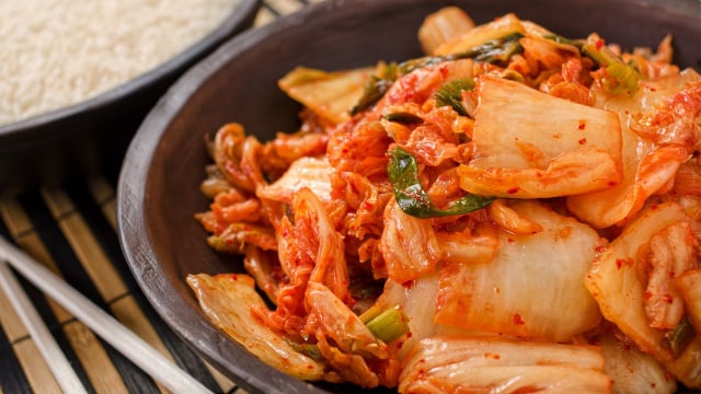 Kimchi acrescente um toque ácido e picante ao prato, sem esconder os ingredientes clássicos da carbonara (Créditos: Shutterstock)