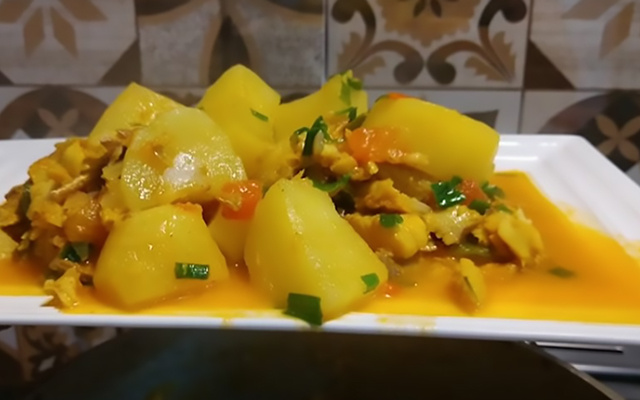 Delícia de bacalhau com batata de um jeito muito fácil de fazer: essa receita de bacalhoada vai te surpreender