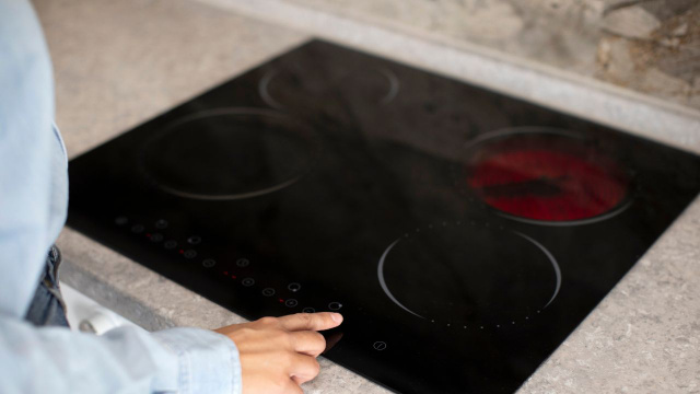 O fogão de indução esconde um problema que poucos sabem como resolver: o que fazer quando a panela gruda no vidro?