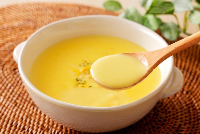 Sopa de milho mais que cremosa de apenas 3 ingredientes é a receita que arranca sorrisos no frio