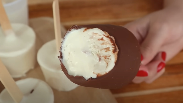 Picolé caseiro com apenas 2 ingredientes: receita deliciosa nem precisa de forminha, já anota para quando o verão chegar