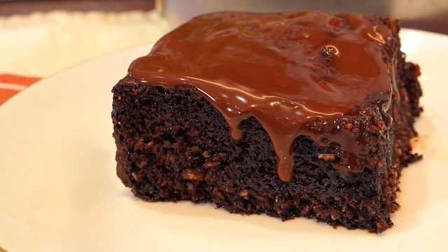 Bolo de chocolate sem farinha tão fácil que com 10 anos eu já sabia fazer: massa fofinha e úmida como todo mundo gosta