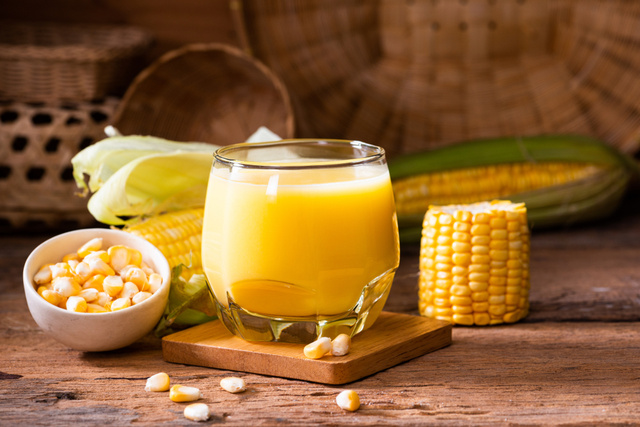 Suco de milho é rico em fibras e protege a visão: conheça os benefícios da bebida e veja como fazer