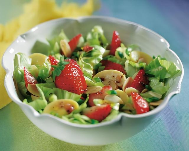 Salada primavera de morangos (Créditos: TudoGostoso)