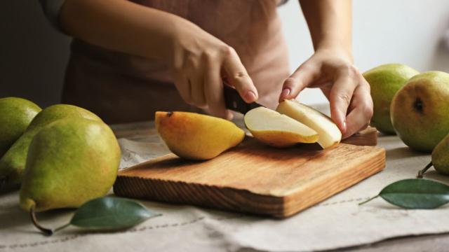 Rica em nutrientes e pobre em calorias: pera é o melhor dos mundos para a sua dieta. Descubra benefícios!