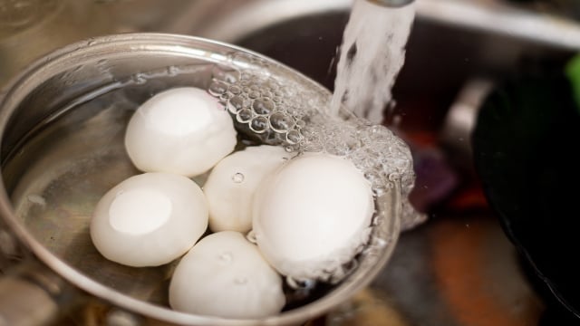 Ovo cozido: começar na água fria ou na água quente? Nutricionista explica qual é o jeito certo