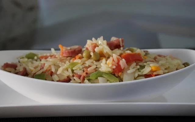 O arroz colorido é praticamente um confete de Carnaval que você pode comer (Créditos: TudoGostoso)