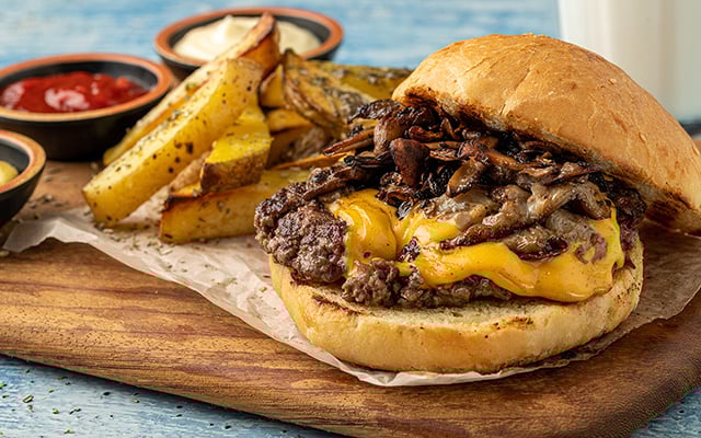 O truque que vai incrementar todos os seus lanches: aprenda a receita de cebola caramelizada igual de restaurante