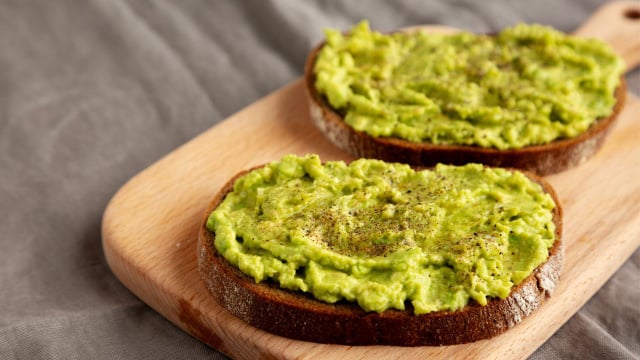 Avocado toast é uma ótima opção para começar o dia! (Créditos: Shutterstock)