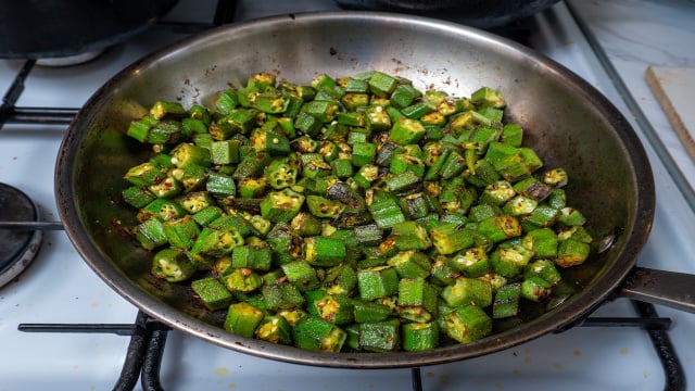 Quiabo é um dos vegetais mais gostosos se você souber como fazer do jeito certo: TudoGostoso ensina o passo a passo para um quiabo sem baba