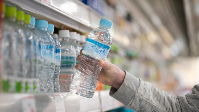 Mais de 650 mil garrafas de água foram recolhidas dos supermercados devido a supostas condições insalubres de embalagem