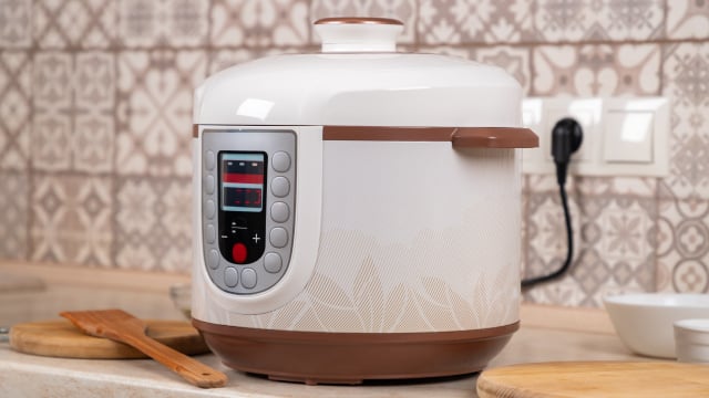 Como limpar a panela elétrica de arroz? TudoGostoso ensina o jeito certo para evitar o mau cheiro e garantir a durabilidade