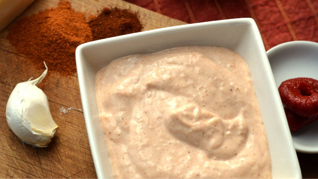 Baconese: você nunca mais vai querer saber de outro molho depois de provar essa receita viciante!