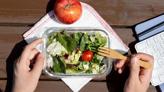 Substâncias que podem causar de câncer de mama são encontradas em embalagens de alimentos, segundo novo estudo