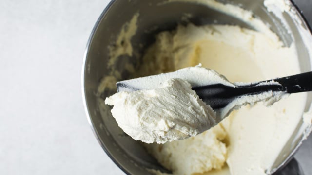 O segredo do buttercream lisinho que faz toda a diferença nos bolos e como evitar erros comuns