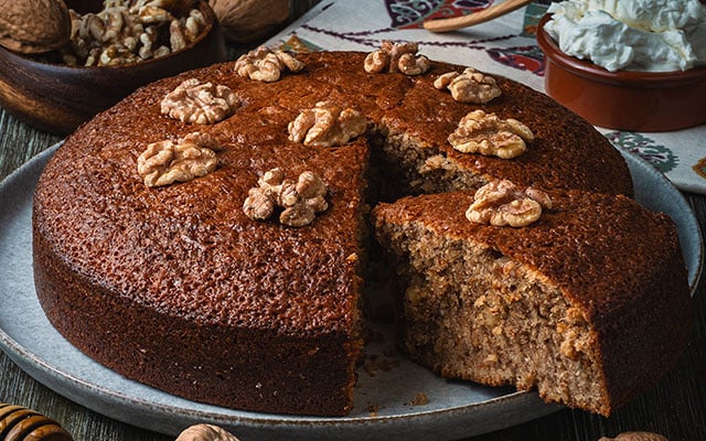 Bolo de nozes sem farinha e sem açúcar, rico em proteínas e superfofo para um lanche da tarde: como fazer em minutos