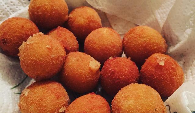 Bolinha de queijo de 3 ingredientes vai se tornar o lanche favorito da criançada (e o seu também porque é muito fácil de fazer)