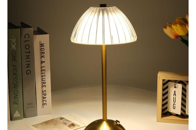 A luminária de mesa BEMMY da Amazon combina charme e funcionalidade em um único produto (Divulgação: Amazon).