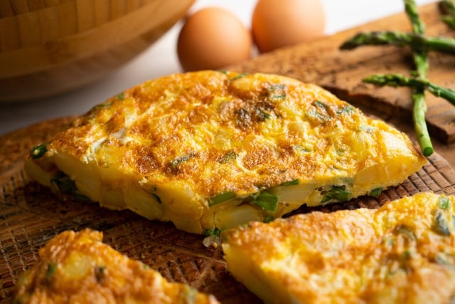 O truque do leite com farinha que faz o omelete de forno não murchar e ficar alto igual torta