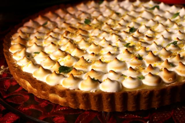 Torta de limão siciliano com merengue italiano é a escolha perfeita para almoços em família. (créditos: Shuterstock) 