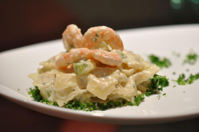 A receita de macarrão com camarão vai deixar todo mundo querendo mais (Créditos: TudoGostoso)