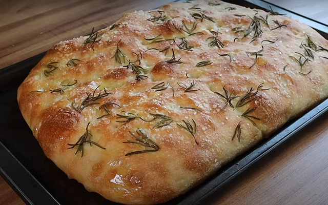 Nem precisa sovar: receita simples de focaccia fica tão bonita que dá até pena de cortar